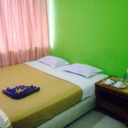 F Hotel Sungai Dua Bukit Exteriör bild