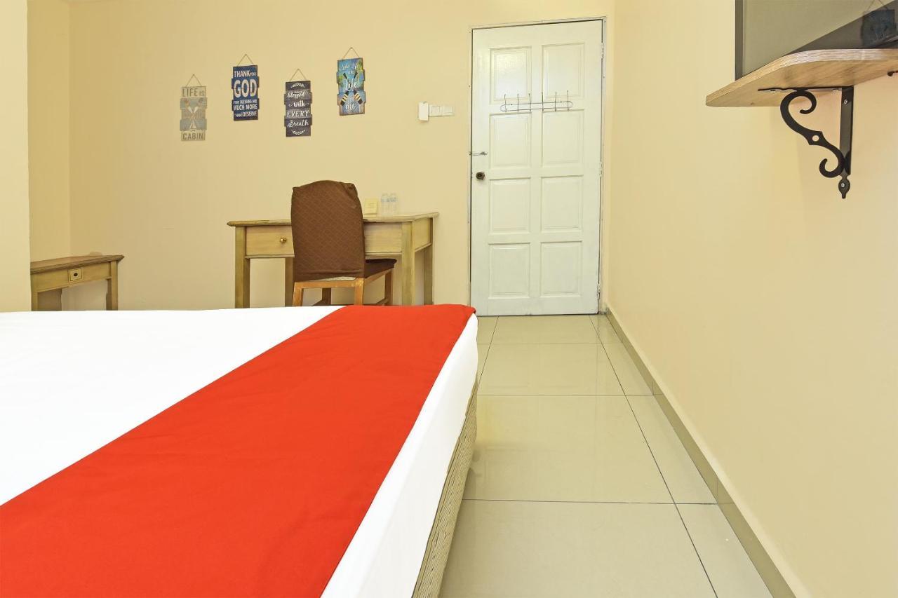 F Hotel Sungai Dua Bukit Exteriör bild