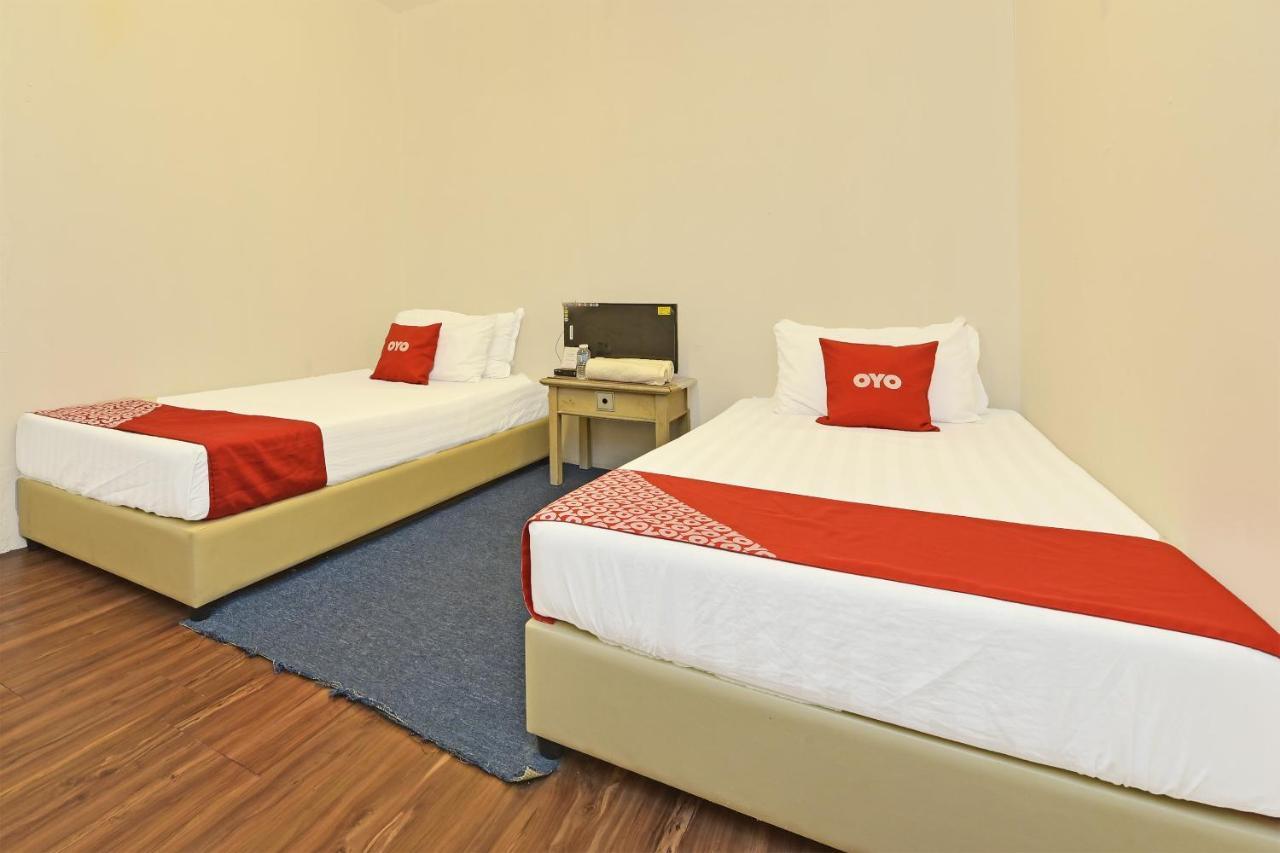 F Hotel Sungai Dua Bukit Exteriör bild