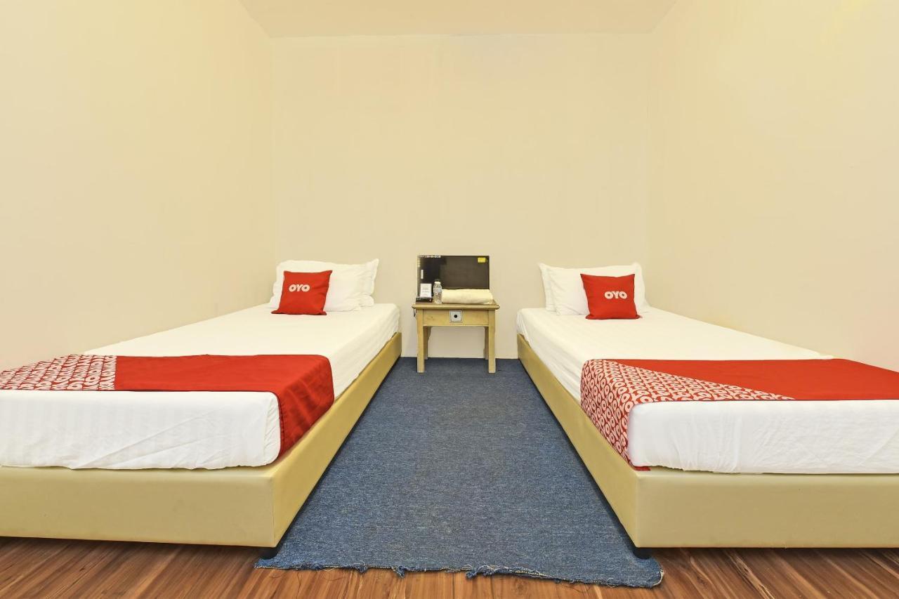 F Hotel Sungai Dua Bukit Exteriör bild