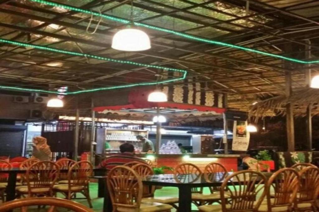 F Hotel Sungai Dua Bukit Exteriör bild